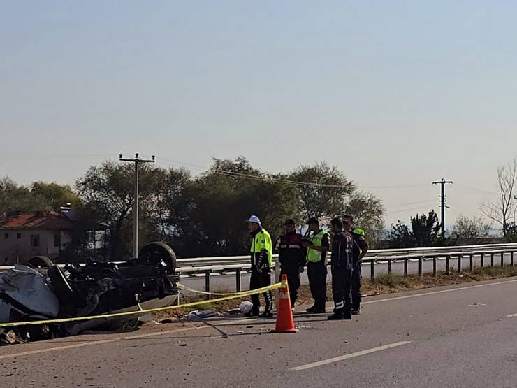 Takla atan otomobildeki polis memuru çift yaşamını yitirdi 4