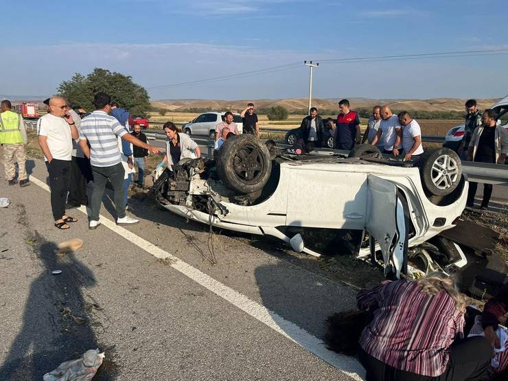 Takla atan otomobildeki polis memuru çift yaşamını yitirdi 5