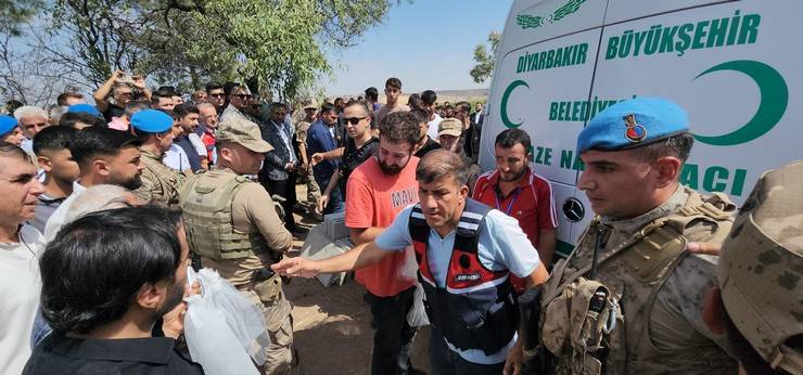 Narin, tabutuna sarılı duvak ve beyaz elbisesiyle son yolculuğuna uğurlandı 2