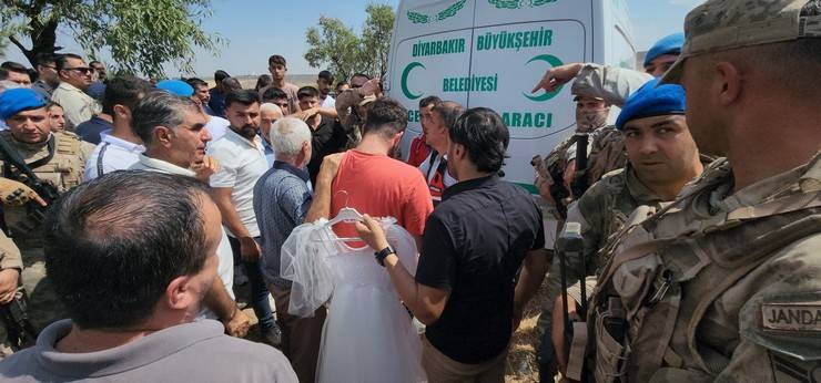 Narin, tabutuna sarılı duvak ve beyaz elbisesiyle son yolculuğuna uğurlandı 5