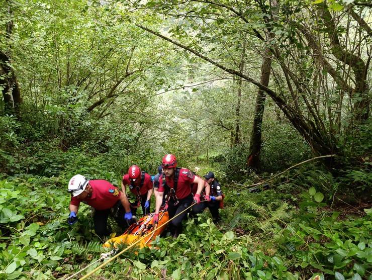 Rize’de uçuruma yuvarlanan kamyonetin sürücüsü öldü 8