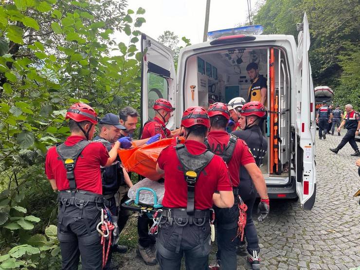 Rize’de uçuruma yuvarlanan kamyonetin sürücüsü öldü 9