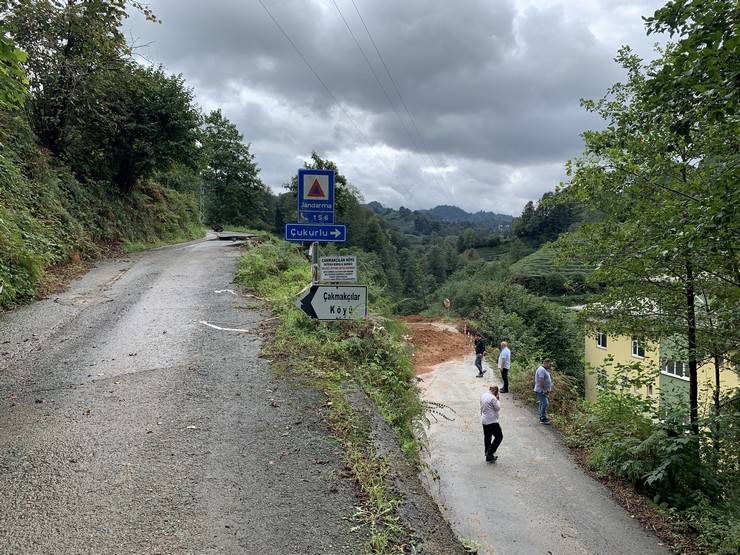 Rize'de selde bahçedeki çayları kurtarma çabası kamerada 10