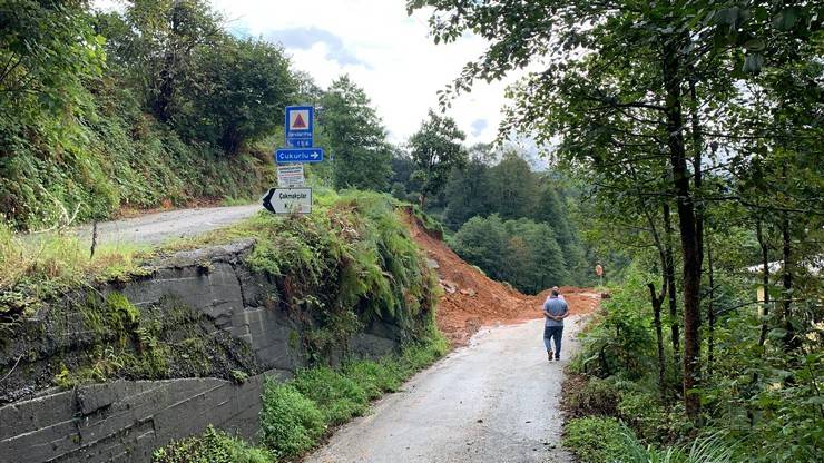 Rize'de selde bahçedeki çayları kurtarma çabası kamerada 3