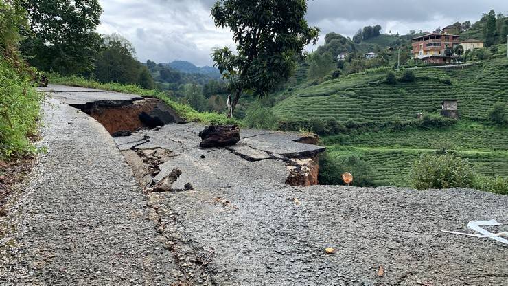 Rize'de selde bahçedeki çayları kurtarma çabası kamerada 4