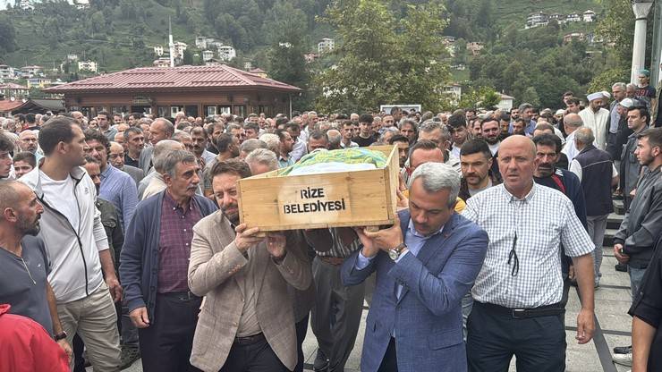 Okulun merdiven boşluğuna düşen 13 yaşındaki Gizem Kazdal Rize’de son yolculuğuna uğurlandı 10