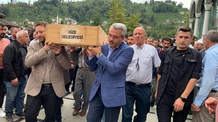 Okulun merdiven boşluğuna düşen 13 yaşındaki Gizem Kazdal Rize’de son yolculuğuna uğurlandı 11