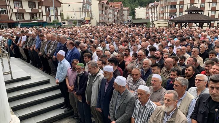 Okulun merdiven boşluğuna düşen 13 yaşındaki Gizem Kazdal Rize’de son yolculuğuna uğurlandı 5