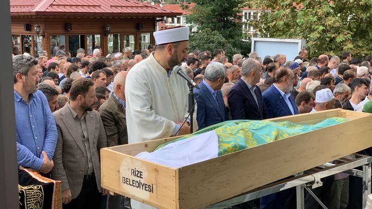 Okulun merdiven boşluğuna düşen 13 yaşındaki Gizem Kazdal Rize’de son yolculuğuna uğurlandı 7