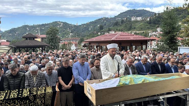 Okulun merdiven boşluğuna düşen 13 yaşındaki Gizem Kazdal Rize’de son yolculuğuna uğurlandı 8