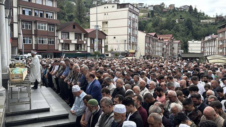 Okulun merdiven boşluğuna düşen 13 yaşındaki Gizem Kazdal Rize’de son yolculuğuna uğurlandı 9