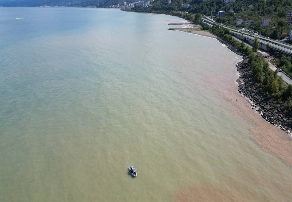 Trabzon’da sel sonrası Karadeniz renk değiştirdi; kayıp kişi aranıyor 1