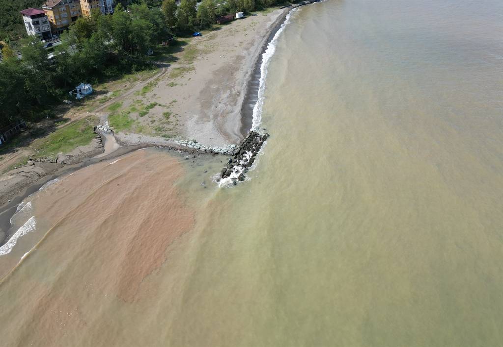 Trabzon’da sel sonrası Karadeniz renk değiştirdi; kayıp kişi aranıyor 2