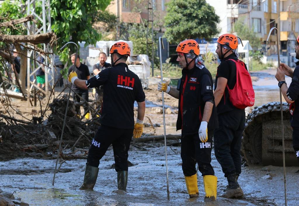 Trabzon’da sel sonrası Karadeniz renk değiştirdi; kayıp kişi aranıyor 3