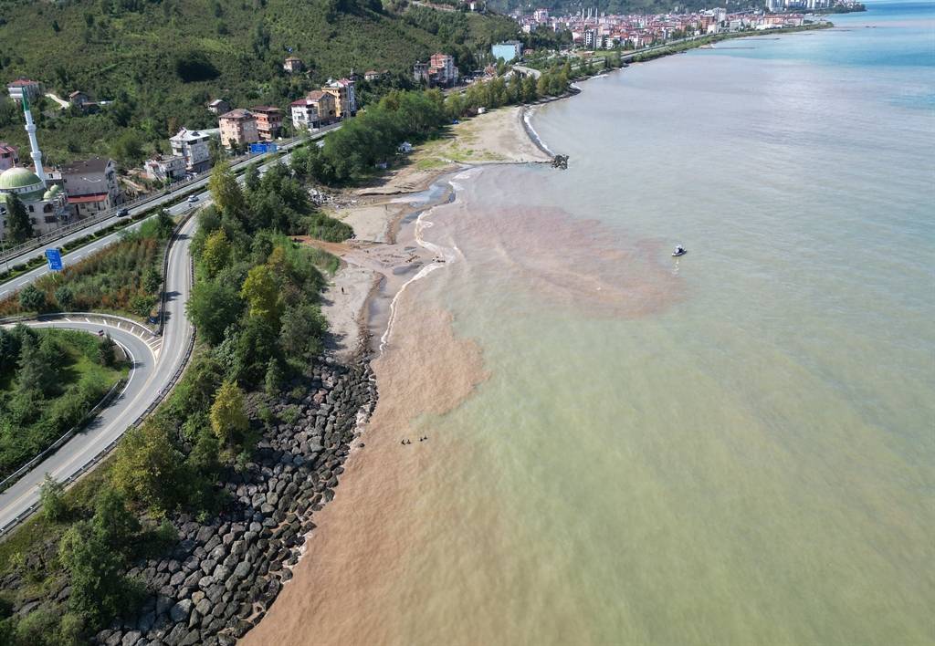 Trabzon’da sel sonrası Karadeniz renk değiştirdi; kayıp kişi aranıyor 4