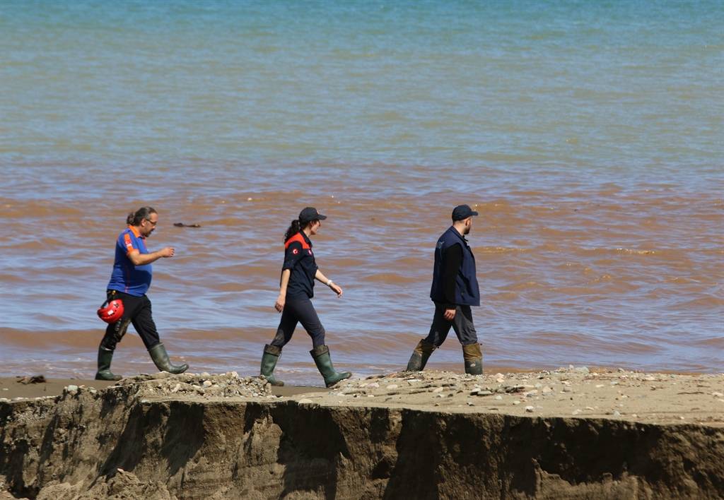 Trabzon’da sel sonrası Karadeniz renk değiştirdi; kayıp kişi aranıyor 5