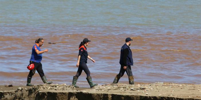 Trabzon’da sel sonrası Karadeniz renk değiştirdi; kayıp kişi aranıyor