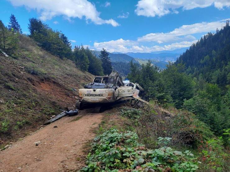 Artvin'de iş makinesi taşıyan kamyonun uçuruma devrildiği kazada 2 kişi öldü 1