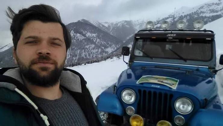 Artvin'de iş makinesi taşıyan kamyonun uçuruma devrildiği kazada 2 kişi öldü 4