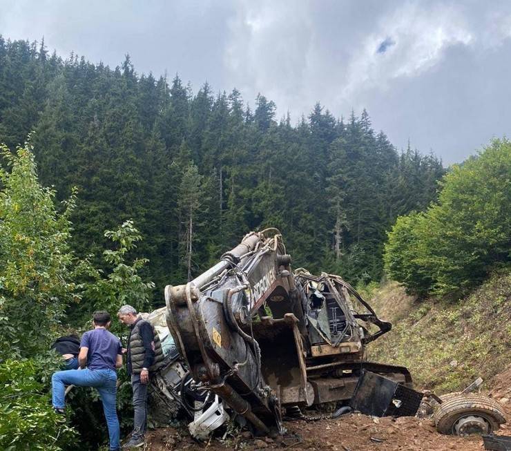 Artvin'de iş makinesi taşıyan kamyonun uçuruma devrildiği kazada 2 kişi öldü 7