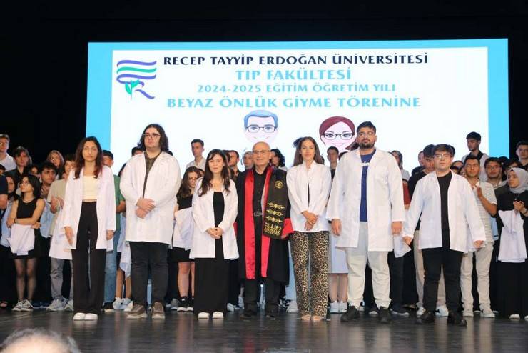 Recep Tayyip Erdoğan Üniversitesi Tıp Fakültesi Öğrencileri Önlüklerini Giydi 15