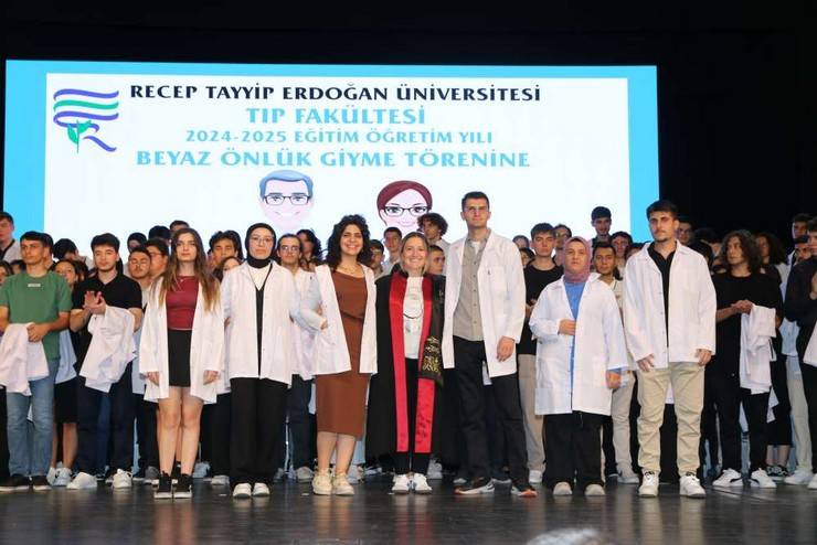 Recep Tayyip Erdoğan Üniversitesi Tıp Fakültesi Öğrencileri Önlüklerini Giydi 16