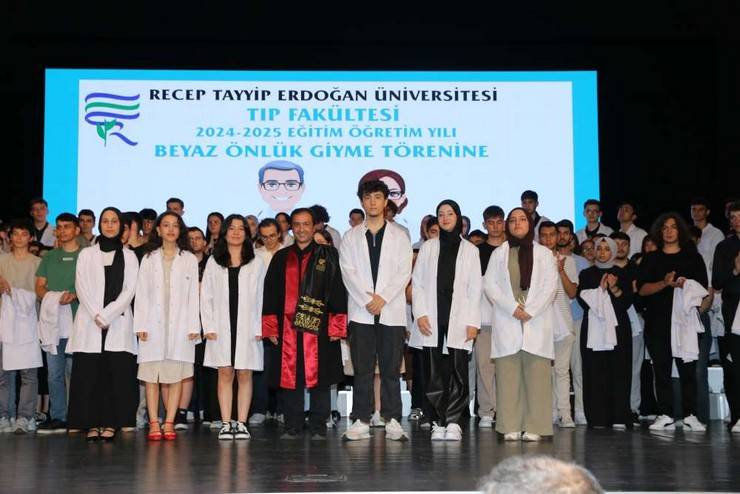 Recep Tayyip Erdoğan Üniversitesi Tıp Fakültesi Öğrencileri Önlüklerini Giydi 22