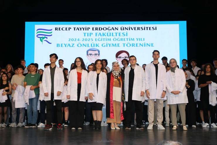 Recep Tayyip Erdoğan Üniversitesi Tıp Fakültesi Öğrencileri Önlüklerini Giydi 24