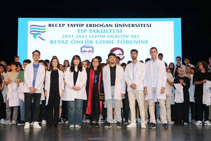 Recep Tayyip Erdoğan Üniversitesi Tıp Fakültesi Öğrencileri Önlüklerini Giydi 25