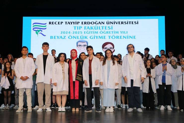 Recep Tayyip Erdoğan Üniversitesi Tıp Fakültesi Öğrencileri Önlüklerini Giydi 27