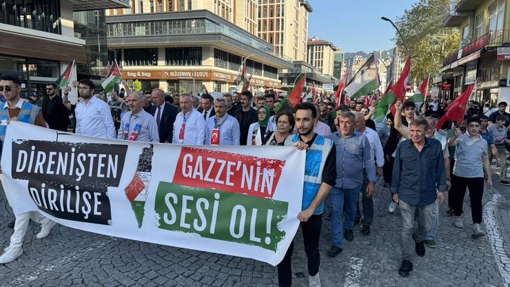 Rize’de “Direnişin Simgesi Gazze Yürüyüşü” sloganıyla Filistin'e destek yürüyüşü gerçekleştirildi 1