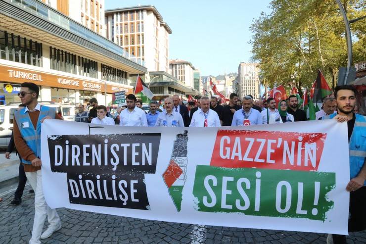 Rize’de “Direnişin Simgesi Gazze Yürüyüşü” sloganıyla Filistin'e destek yürüyüşü gerçekleştirildi 11