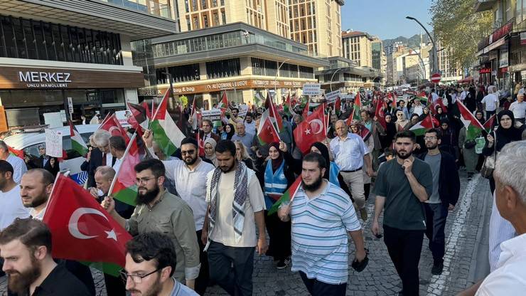 Rize’de “Direnişin Simgesi Gazze Yürüyüşü” sloganıyla Filistin'e destek yürüyüşü gerçekleştirildi 15