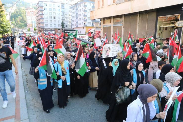 Rize’de “Direnişin Simgesi Gazze Yürüyüşü” sloganıyla Filistin'e destek yürüyüşü gerçekleştirildi 17