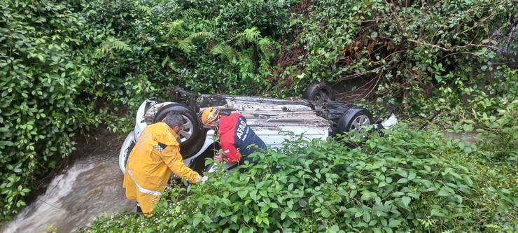 Rize’de dereye yuvarlanan aracın sürücüsü yaralandı 1