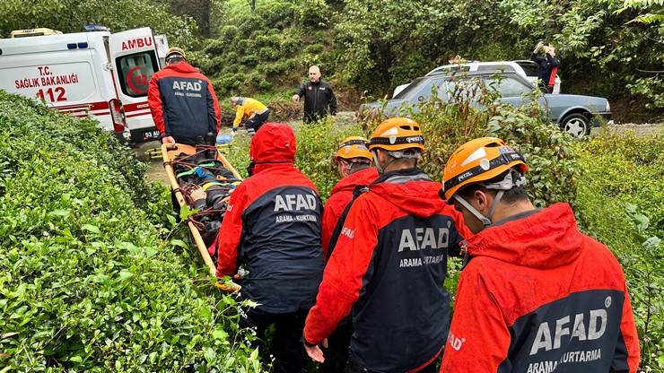 Rize’de dereye yuvarlanan aracın sürücüsü yaralandı 11