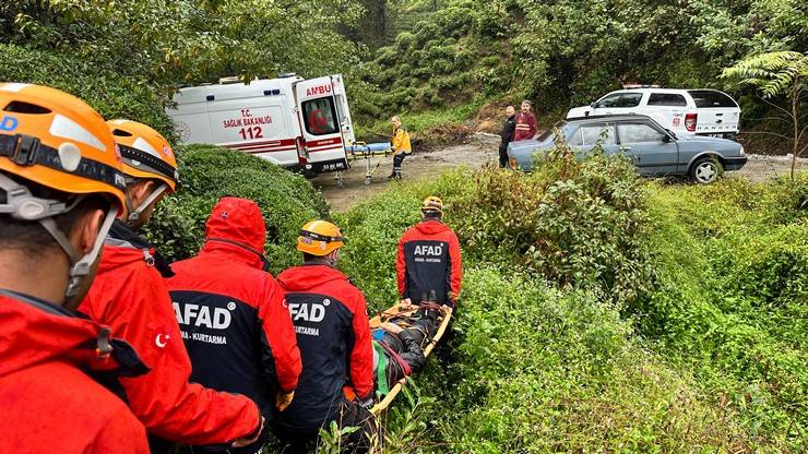 Rize’de dereye yuvarlanan aracın sürücüsü yaralandı 12