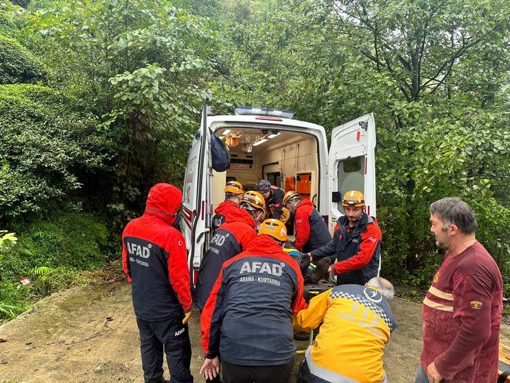 Rize’de dereye yuvarlanan aracın sürücüsü yaralandı 14