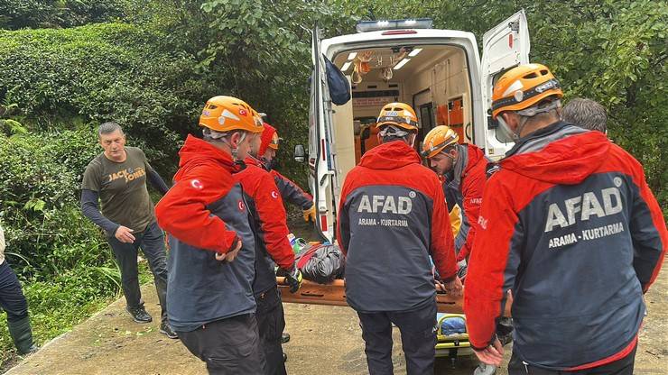 Rize’de dereye yuvarlanan aracın sürücüsü yaralandı 15