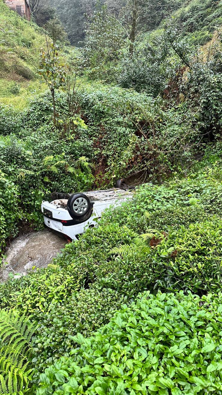 Rize’de dereye yuvarlanan aracın sürücüsü yaralandı 3