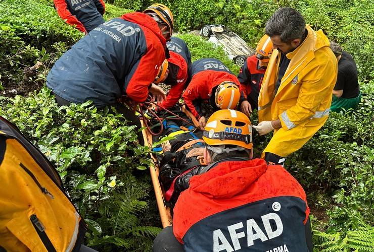 Rize’de dereye yuvarlanan aracın sürücüsü yaralandı 4