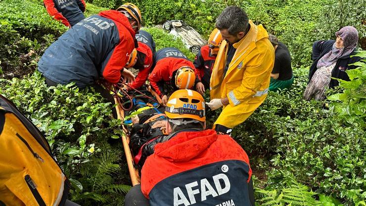 Rize’de dereye yuvarlanan aracın sürücüsü yaralandı 5