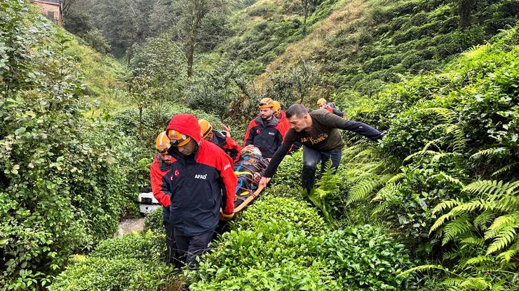 Rize’de dereye yuvarlanan aracın sürücüsü yaralandı 6