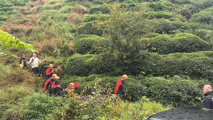 Rize’de dereye yuvarlanan aracın sürücüsü yaralandı 7