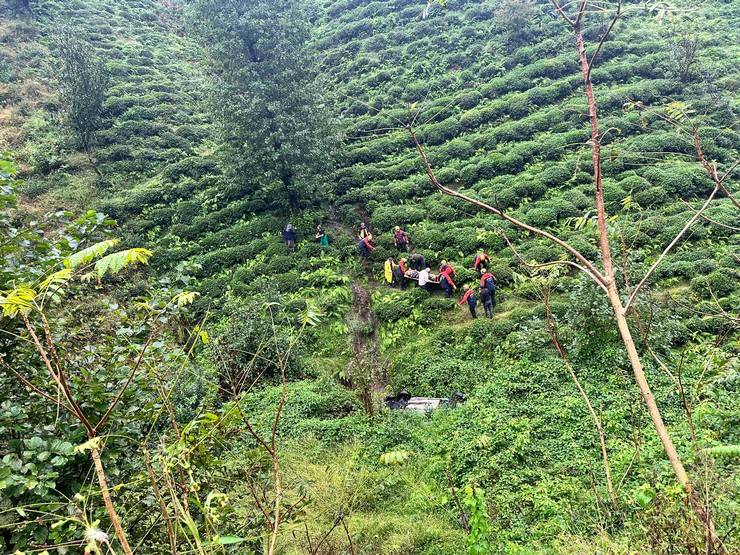 Rize’de dereye yuvarlanan aracın sürücüsü yaralandı 9