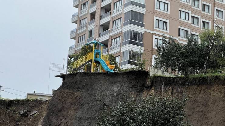 Rize’de, heyelanda sitenin istinat duvarı çöktü 1