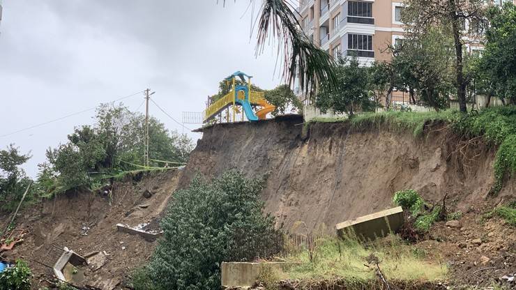 Rize’de, heyelanda sitenin istinat duvarı çöktü 10