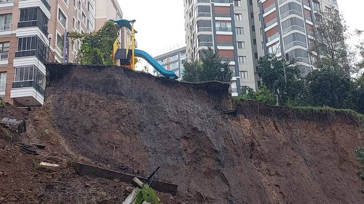 Rize’de, heyelanda sitenin istinat duvarı çöktü 12