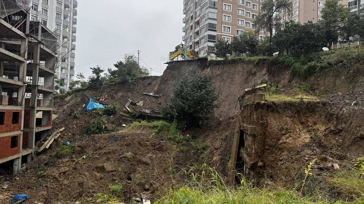 Rize’de, heyelanda sitenin istinat duvarı çöktü 13