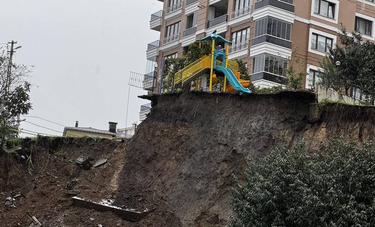 Rize’de, heyelanda sitenin istinat duvarı çöktü 14